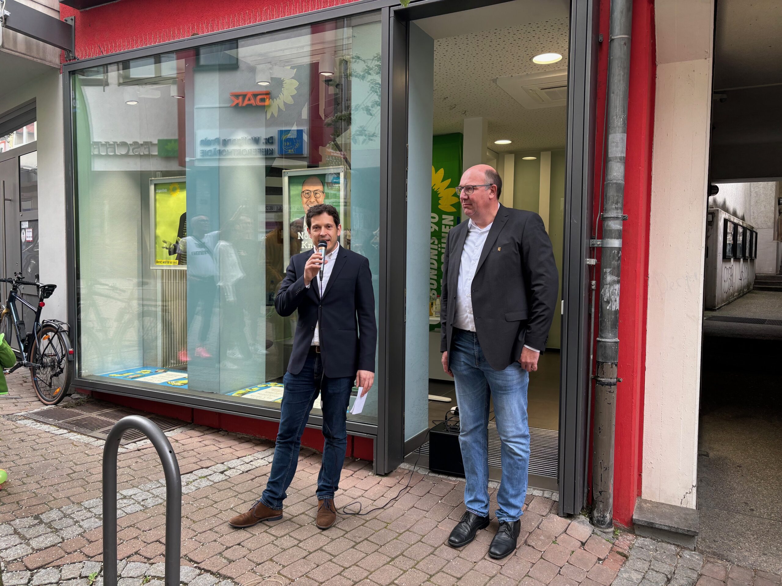 Jürgen Kretz und Norbert Knopf bei der Büroeröffnung