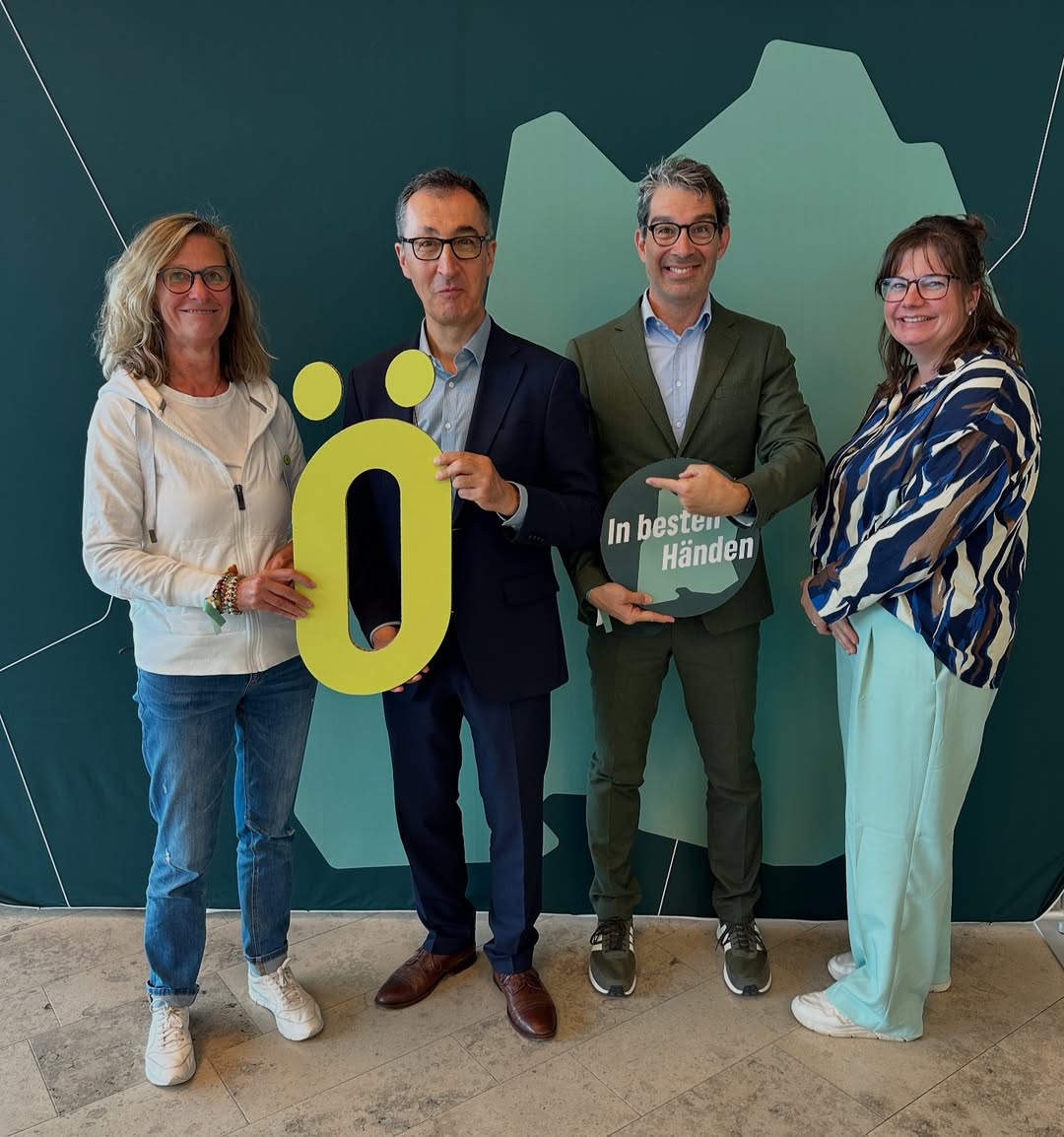 Der Kreisverband Kurpfalz-Hardt auf der Landeswahlversammlung. Elke Dörflinger, Ministerpräsident-Kandidat Cem Özdemir, Dr. Andre Baumann und Simone Rehberger.